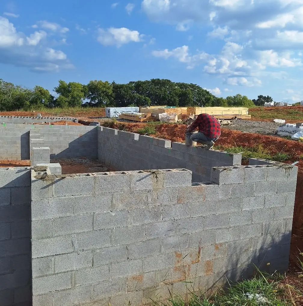 Zeledon Concrete crew member laying block on a retaining wall in Knoxville, Tennessee